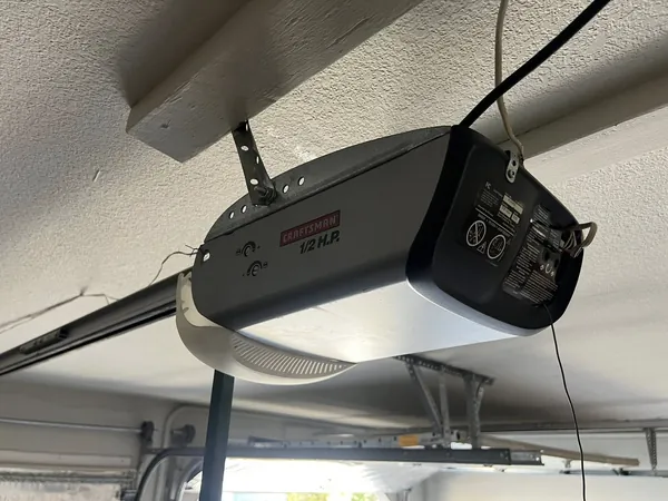 Belt-drive opener installation on the ceiling rail